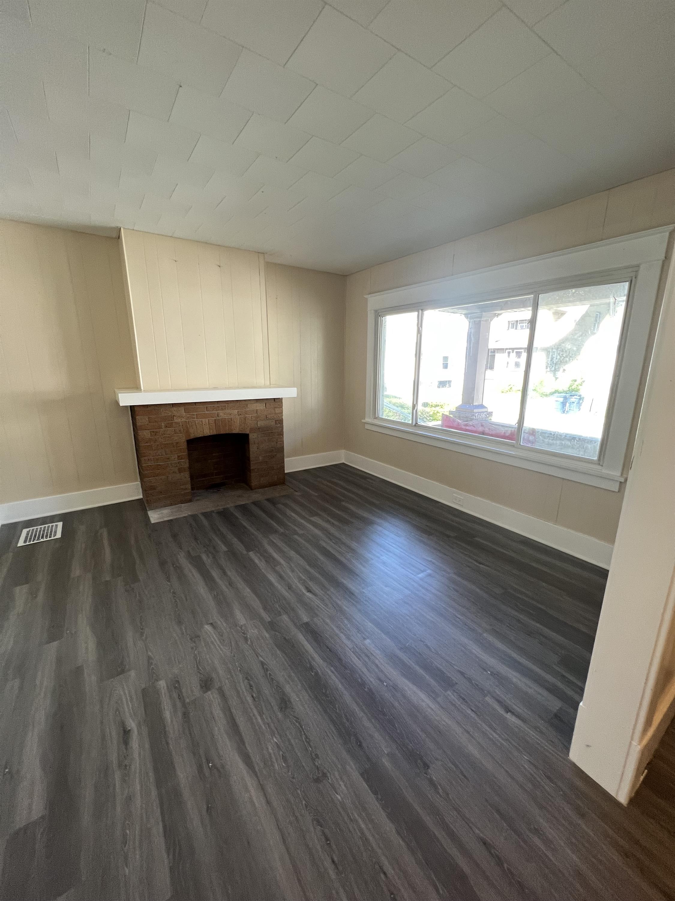 310 Chelsea Pl - (Lower)
